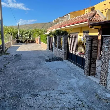 Casa A Mare Piscitelli ベッド・アンド・ブレックファスト モンドラゴーネ